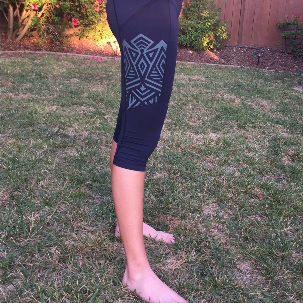 👹Lulu crops reflective tribal print! 👹